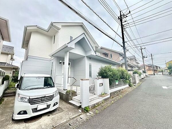 【駐車場】ファミリーカーも悠々駐車できるスペースです。お車好きにはたまらないですね！