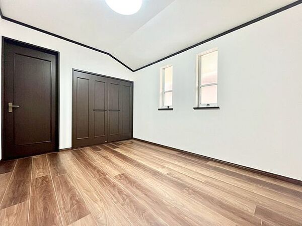 【洋室】全居室に収納を完備しておりますので、自分好みのお部屋にカスタマイズ可能です！