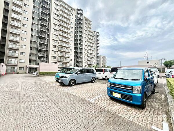 【駐車場】ファミリーカーも悠々駐車できるスペースです。お車好きにはたまらないですね！