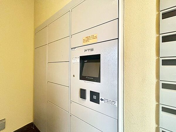 【宅配ボックス】留守中でも宅配便などの荷物が受け取れるため、共働き世帯などに嬉しい設備です！