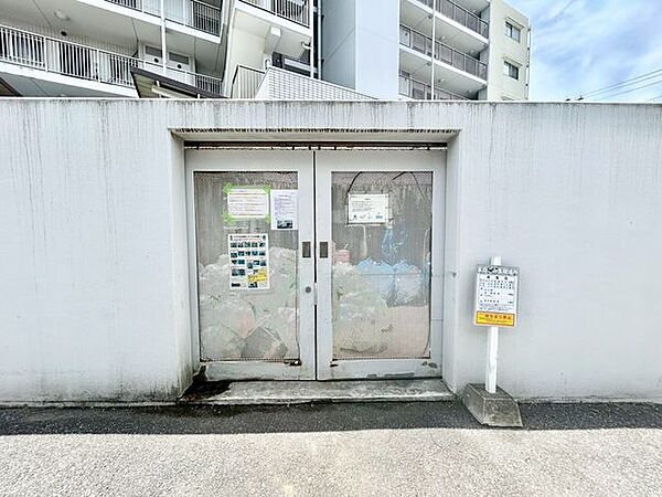 【ゴミ置き場】使いやすさに配慮した共用ゴミ置場で、常に清潔に保たれています。