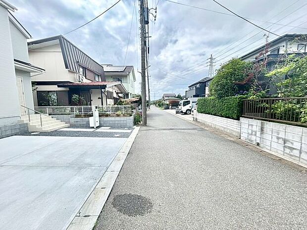 前面道路の幅員が広く、お車の駐車も楽々です♪