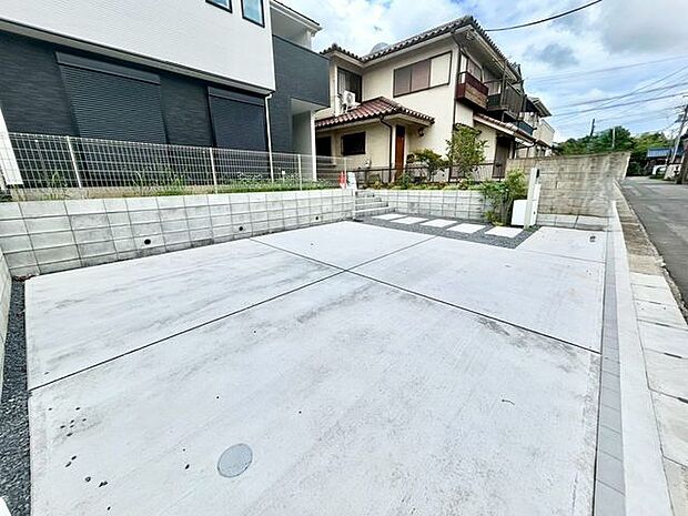 【駐車場】ファミリーカーも悠々駐車できるスペースです。お車好きにはたまらないですね!