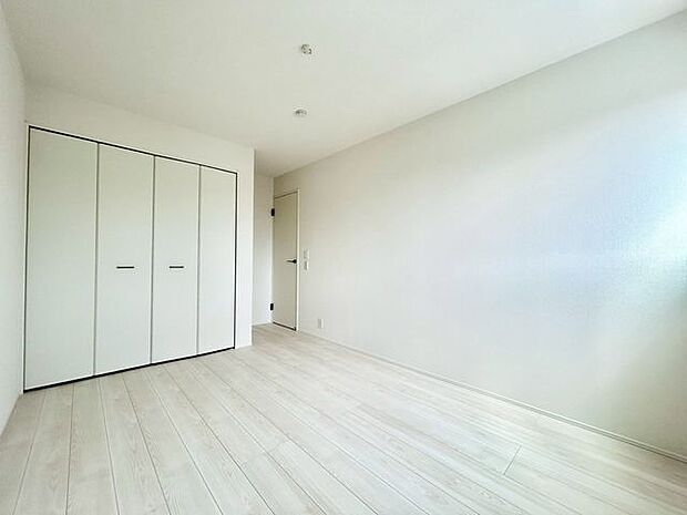【洋室】全居室に収納を完備しておりますので、自分好みのお部屋にカスタマイズ可能です!