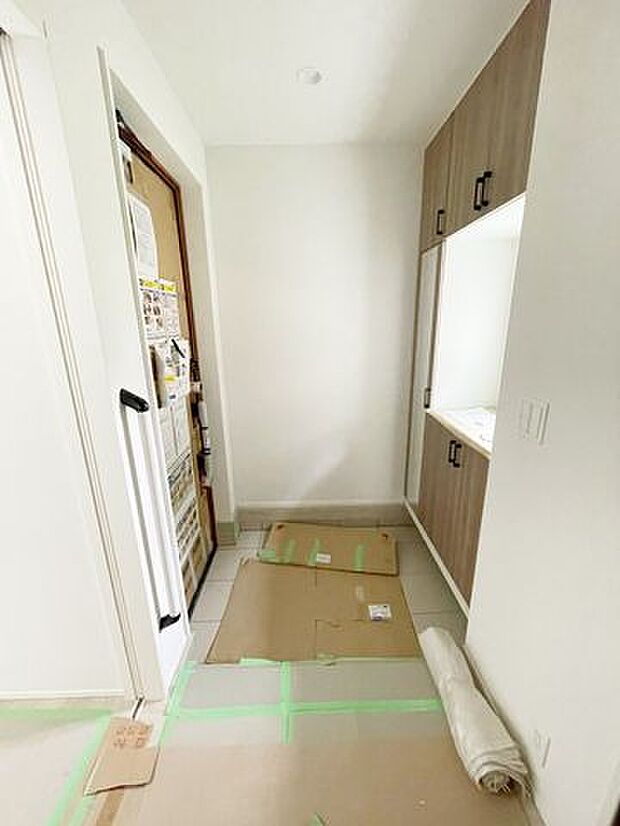 【玄関】明るく開放的な玄関です。収納も豊富なので、靴が多くてもスッキリ収納できます!