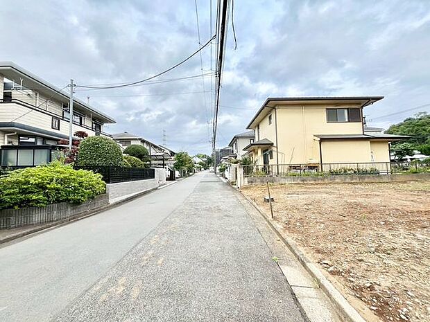 前面道路の幅員が広く、お車の駐車も楽々です♪