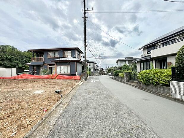 前面道路の幅員が広く、お車の駐車も楽々です♪