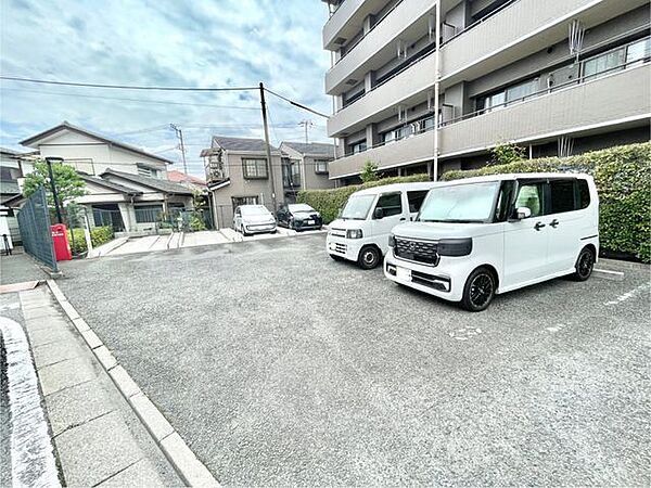 【駐車場】ファミリーカーも悠々駐車できるスペースです。お車好きにはたまらないですね！