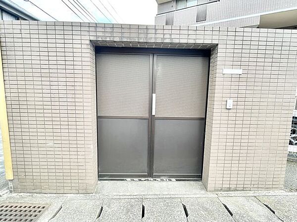 【ゴミ置き場】使いやすさに配慮した共用ゴミ置場で、常に清潔に保たれています。