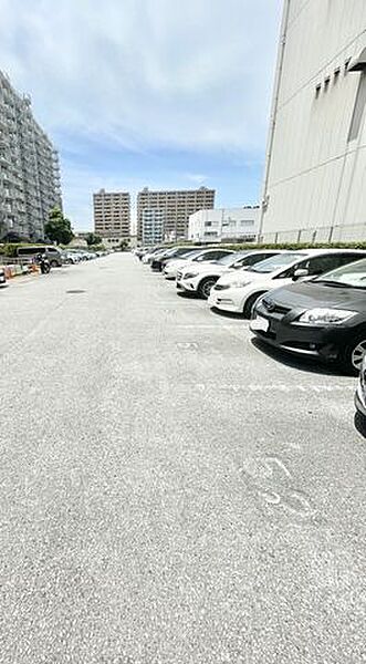 【駐車場】ファミリーカーも悠々駐車できるスペースです。お車好きにはたまらないですね！