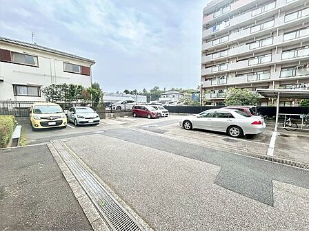 【駐車場】ファミリーカーも悠々駐車できるスペースです。お車好きにはたまらないですね!