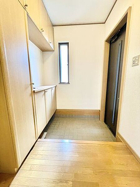 【玄関】明るく開放的な玄関です。収納も豊富なので、靴が多くてもスッキリ収納できます！