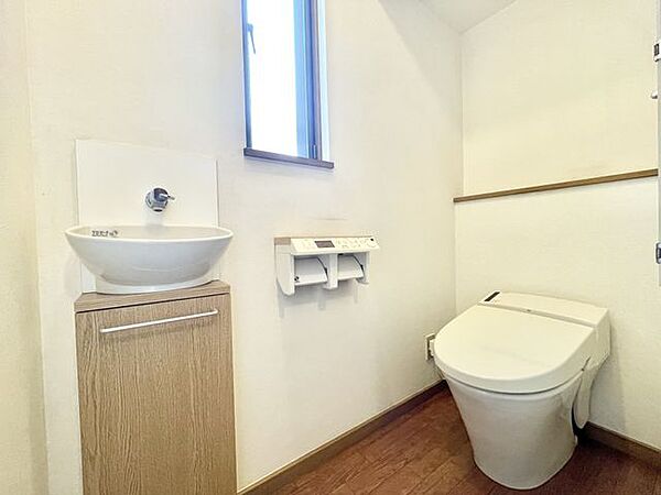 【トイレ】トイレは1階と2階それぞれに配置されていてとても便利です！