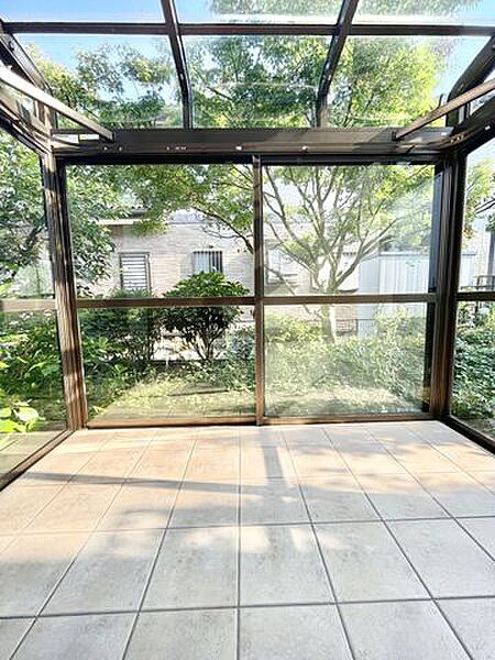 【サンルーム】お庭の緑を間近に感じながら、お部屋の中にいるような安心感で寛げるサンルームです。