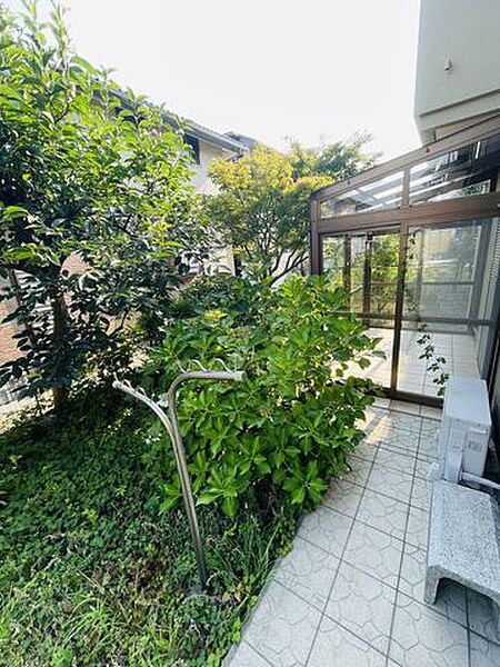 【お庭】家族で遊べる広々としたお庭です。ガーデニングやBBQにも最適です！