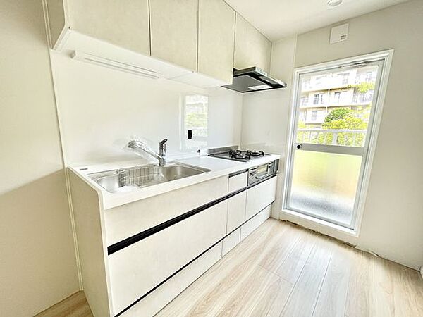 【キッチン】調理がはかどるシステムキッチン。作業スペースも広いのでスムーズに料理ができます！