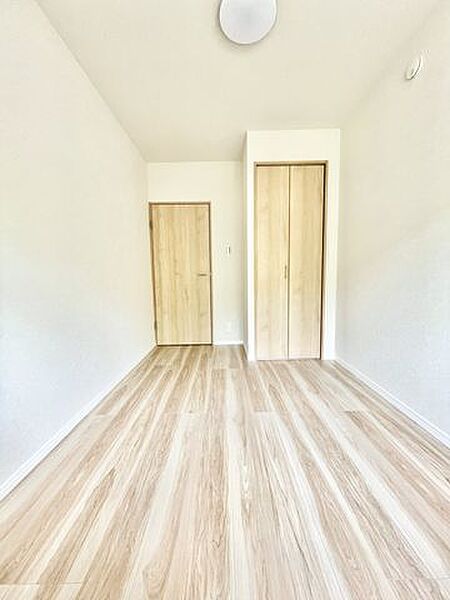 【洋室】明るく広々としたベッドルームは、一日の始まりと終わりを快適に過ごせます！