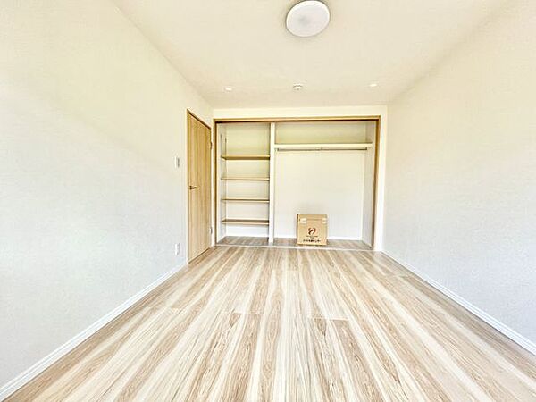 【洋室】全居室に収納を完備しておりますので、自分好みのお部屋にカスタマイズ可能です！