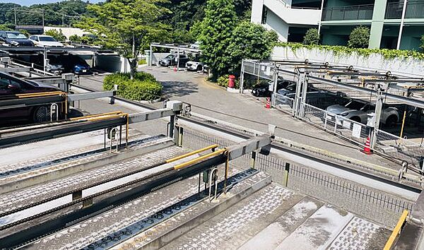 【駐車場】ファミリーカーも悠々駐車できるスペースです。お車好きにはたまらないですね！