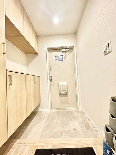 【玄関】明るく開放的な玄関です。収納も豊富なので、靴が多くてもスッキリ収納できます！