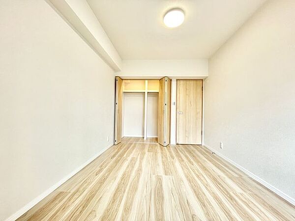 【洋室】明るく広々としたベッドルームは、一日の始まりと終わりを快適に過ごせます！