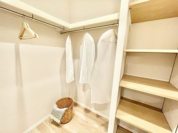 【ウォークインクローゼット】便利なウォークインクローゼット付きです。お荷物が多い方でも安心です！