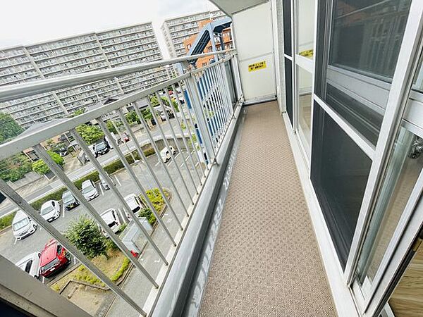 【バルコニー】暖かい陽ざしが差込むバルコニー。晴れた日には洗濯物が良く乾きます！
