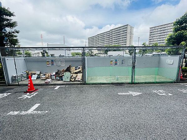 【ゴミ置き場】使いやすさに配慮した共用ゴミ置場で、常に清潔に保たれています。