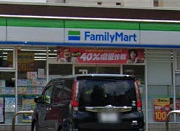 「ファミリーマート千葉本町二丁目店」まで250m (徒歩4分)急な買い物はもちろん、ATM利用や公共料金の支払いなどにご利用いただけます。