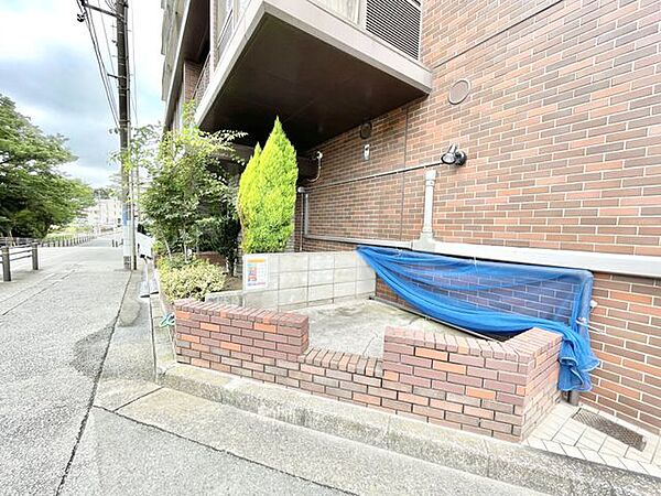 【ゴミ置き場】雨の日も安心な屋根付きごみ置場で、常に清潔に保たれています。