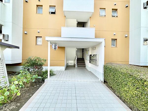【エントランス】洗練されたエントランスが、毎日の暮らしを心地よく迎えます。