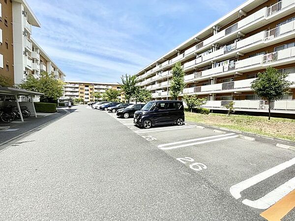 【駐車場】ファミリーカーも悠々駐車できるスペースです。お車好きにはたまらないですね！