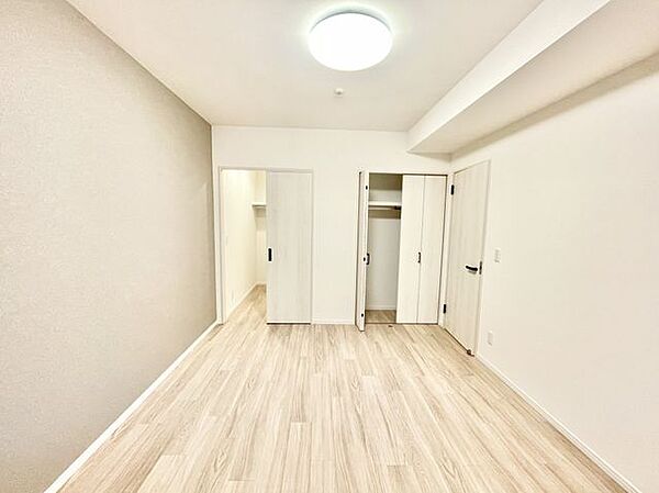 【洋室】明るく広々としたベッドルームは、一日の始まりと終わりを快適に過ごせます！