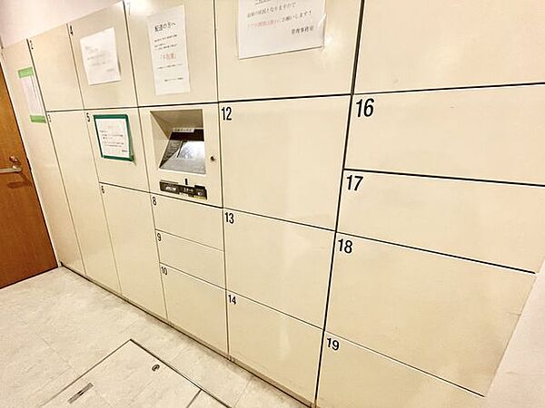 【宅配ボックス】不在時の受け取りが便利で玄関を開けて対応する必要が無いので防犯にも役立ちます。