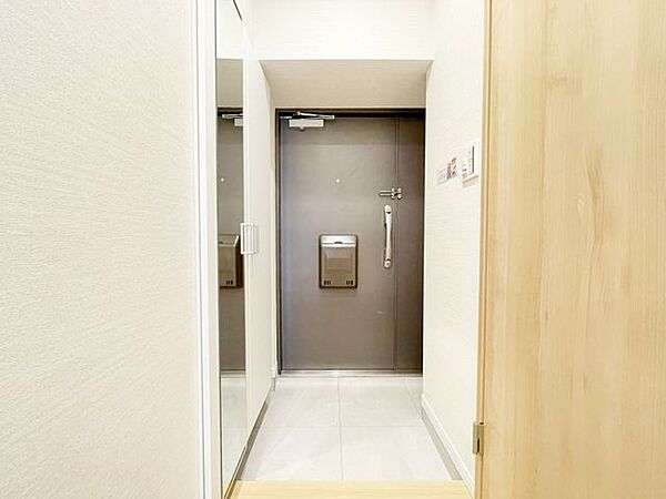 【玄関】明るく開放的な玄関です。収納も豊富なので、靴が多くてもスッキリ収納できます！
