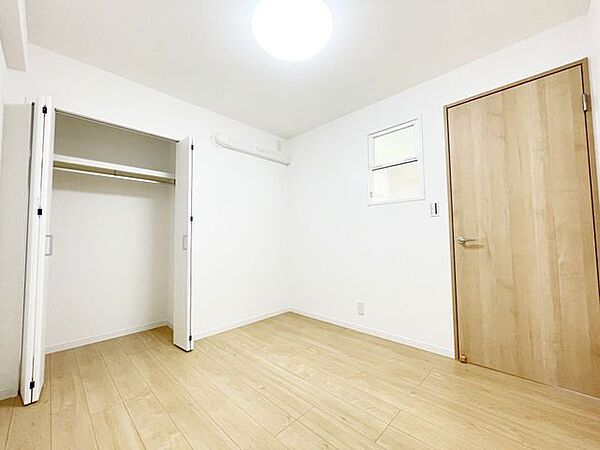 【洋室】収納スペースたっぷりの洋室で、お子様用としてもピッタリのお部屋です！