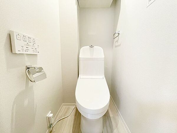 【トイレ】清潔感のある快適なトイレです。毎日気持ちよく使えます。