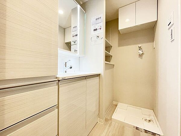 【洗面台】収納たっぷりの洗面台で、朝の支度もスムーズに！