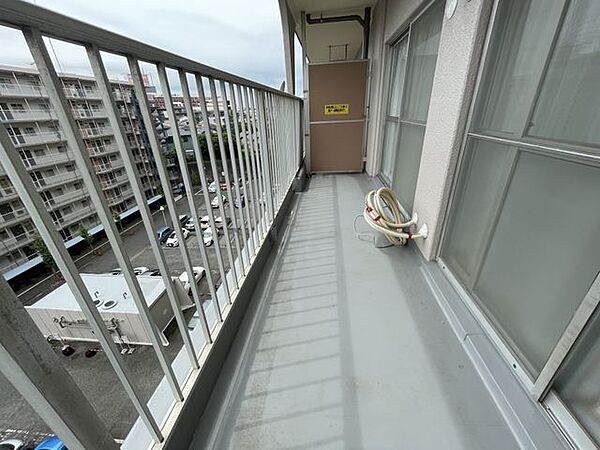 【バルコニー】暖かい陽ざしが差込むバルコニー。晴れた日には洗濯物が良く乾きます！