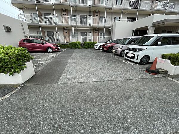 【駐車場】ファミリーカーも悠々駐車できるスペースです。お車好きにはたまらないですね！