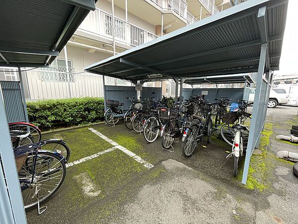 【駐輪場】雨の日も嬉しい屋根付き駐輪場です。