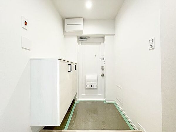 【玄関】明るく開放的な玄関です。収納も豊富なので、靴が多くてもスッキリ収納できます！