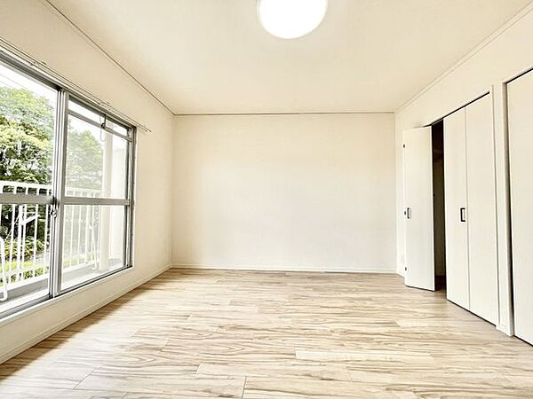 【洋室】2面採光で明るい室内になっており、風通しも良く居心地の良い空間です！