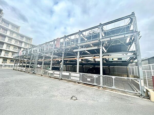 【駐車場】ファミリーカーも悠々駐車できるスペースです。お車好きにはたまらないですね！