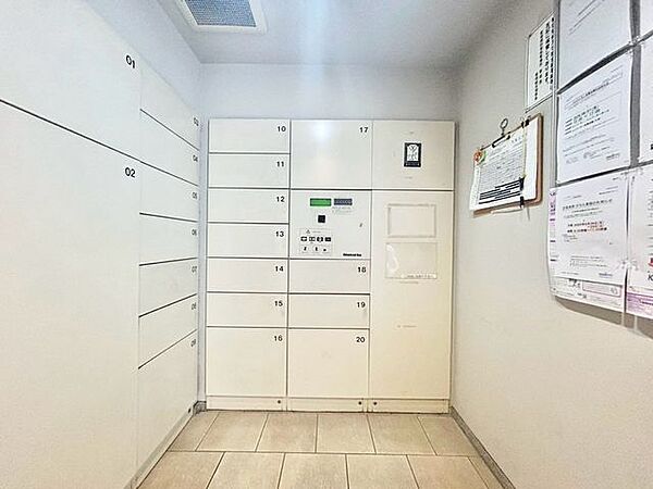 【宅配ボックス】留守中でも宅配便などの荷物が受け取れるため、共働き世帯などに嬉しい設備です！