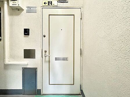 【玄関】明るく開放的な玄関です。収納も豊富なので、靴が多くてもスッキリ収納できます!