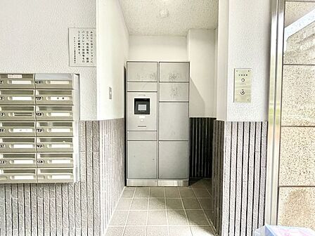 【宅配ボックス】不在時の受け取りが便利で玄関を開けて対応する必要が無いので防犯にも役立ちます。