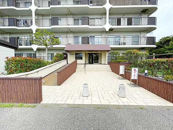 【エントランス】洗練されたエントランスが、毎日の暮らしを心地よく迎えます。