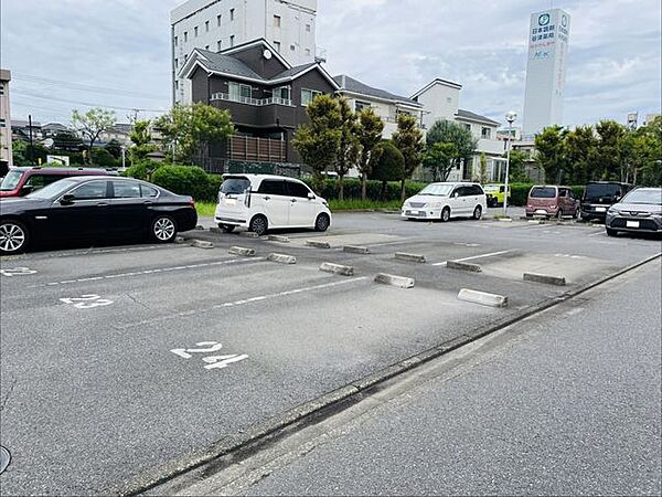【駐車場】ファミリーカーも悠々駐車できるスペースです。お車好きにはたまらないですね！