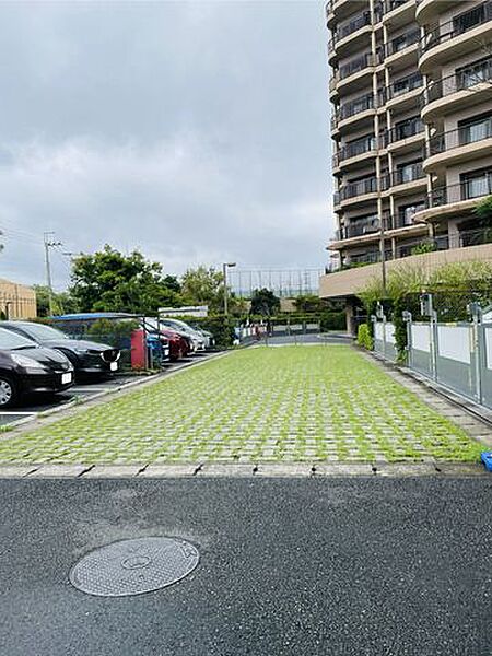 【駐車場】ファミリーカーも悠々駐車できるスペースです。お車好きにはたまらないですね！